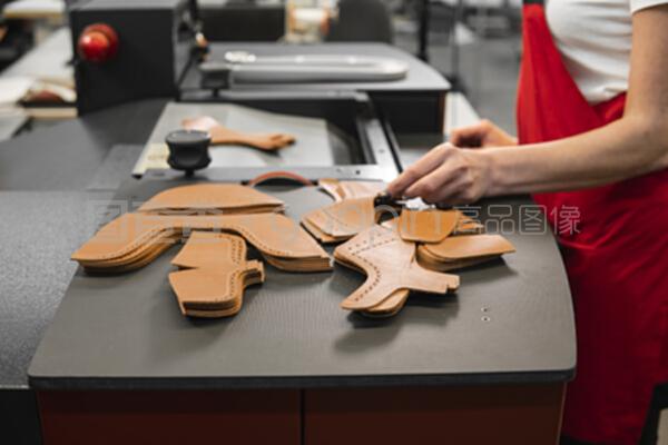 在制鞋廠生產鞋子用的各種皮革制品。
